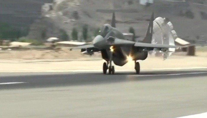 भारतीय वायु सेना का LAC पर दबदबा, लड़ाकू विमानों की दिखाई ताकत