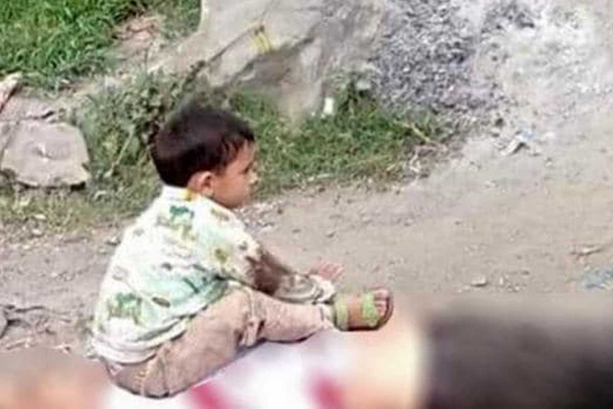 दर्दनाक तस्वीर: दादा के शव पर बैठा रहा मासूम, एनकाउंटर में हुई थी मौत