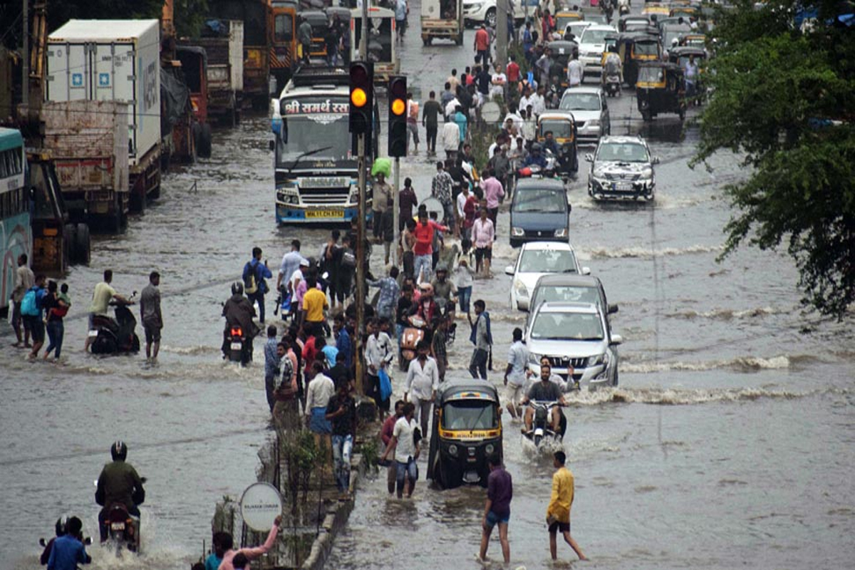 मूसलाधार बारिश शुरू: मायानगरी में अलर्ट जारी, 48 घंटों में भरभरा के बरसेंगे बादल