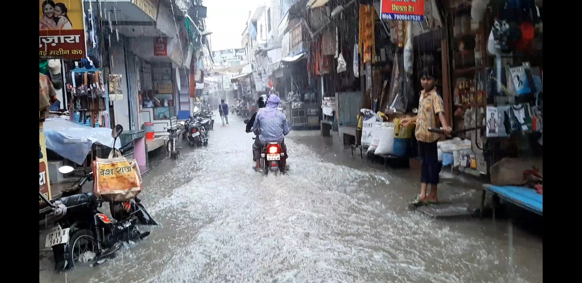 तबाही की बारिशः यहां बाजारों में भरा पानी, घरों में कैद हैं लोग