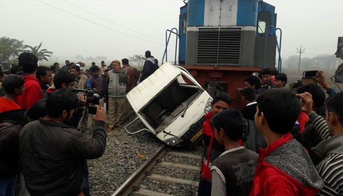 हादसे से दहला शहर: ट्रेन-कार में भयानक टक्कर, मौके पर कई लोगों की मौत