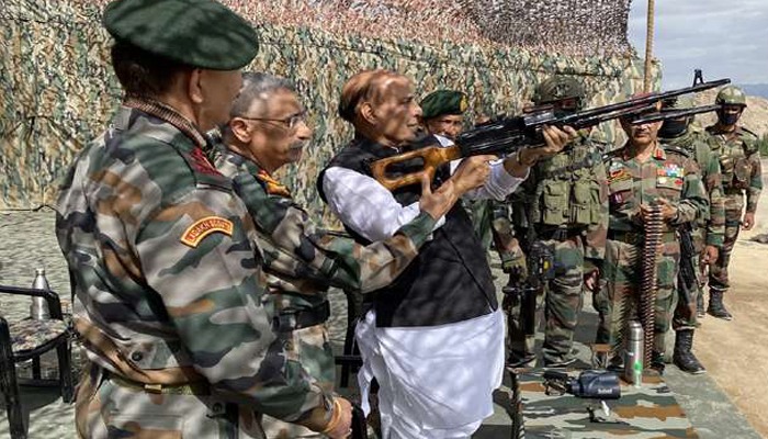 रक्षा मंत्री राजनाथ ने भी उठाई राइफल, सेना ने दिखाया अद्भुत शक्ति प्रदर्शन