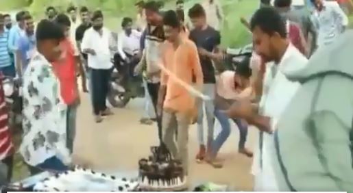 बर्थडे सेलीब्रेशन: बीजेपी कार्यकर्ता ने हवा में उड़ाई शराब, तलवार से काटा केक
