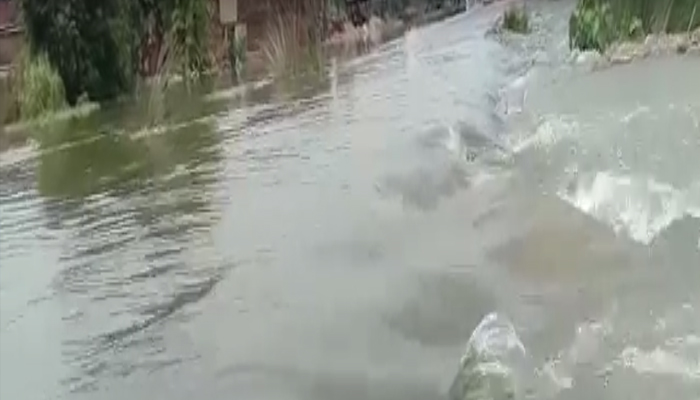 बाढ़ से मची तबाही: चपेट में आये सैकड़ों गांव, घर छोड़कर लोग पलायन को मजबूर