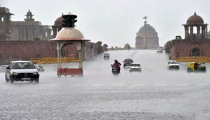 बारिश से डूबी दिल्ली: हर तरफ मचा हाहाकार, हाई-अलर्ट हुआ जारी