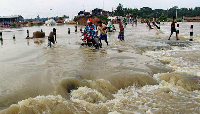 बाढ़ बनी मुसीबत: घाघरा नदी उफान पर, जिले के कई इलाकों में घुसा पानी