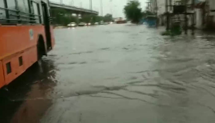 दिल्ली में डूबी बस: यात्रियों की हालत खराब, तेज बारिश में ऐसे बची जान