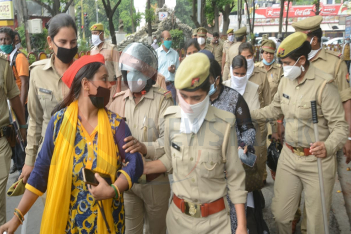 शहीद पुलिसकर्मियों को श्रद्धांजलि देने पहुंची सपा महिला कार्यकर्ताओं को पुलिस ने किया गिरफ्तार, देखें तस्वीरें