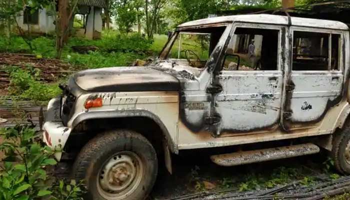 नक्सलियों का तांडव: वन विभाग के ऑफिस को बम से उड़ाया, वाहनों में की आगजनी