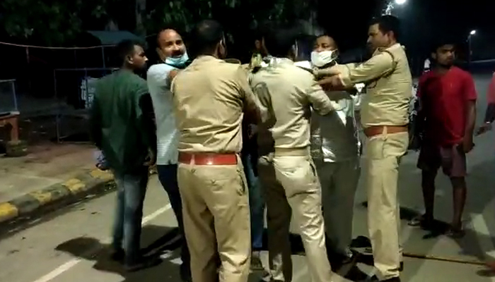 पुलिस पर तेज हुए हमलेः मोदी के क्षेत्र में भाजपा नेता ने दारोगा व सिपाही को धुना