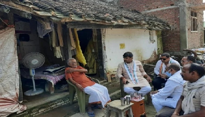 बेघर हुआ नेताः एमएलए रहने के बाद भी रहने को नहीं घर, गिर गया कच्चा मकान
