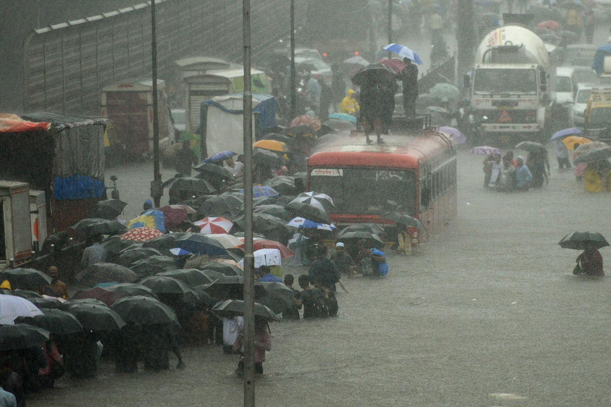 मुंबई समेत इन इलाकों में होगी भारी बारिश, IMD ने जारी किया रेड अलर्ट