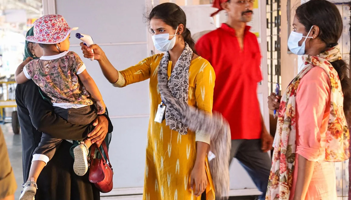 दिल्ली है तबाही की ओरः हर चौथे आदमी को कोरोना, उड़ गए होश