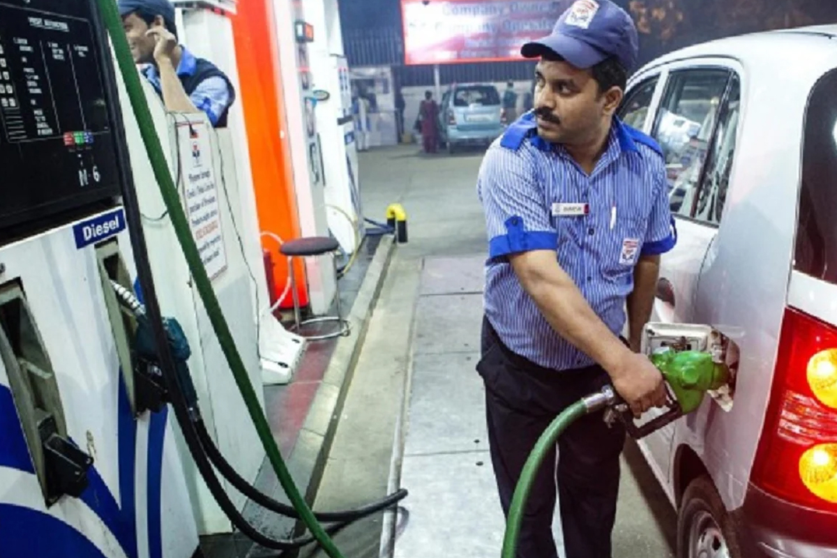 पेट्रोल-डीजल सस्ता: मंहगाई से मिली बड़ी राहत, यहां जानें नए रेट