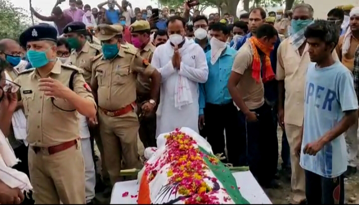 कानपुर एनकाउंटर: शहीद जवान की शव यात्रा, पुलिस अधिकारियों का लगा जमावड़ा