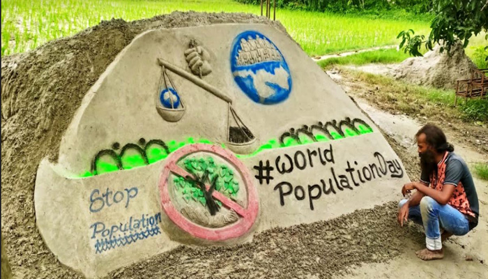 विश्व जनसंख्या दिवस: सैंड आर्टिस्ट ने बनाई अनोखी कलाकृति, लोगों को ऐसे किया आगाह
