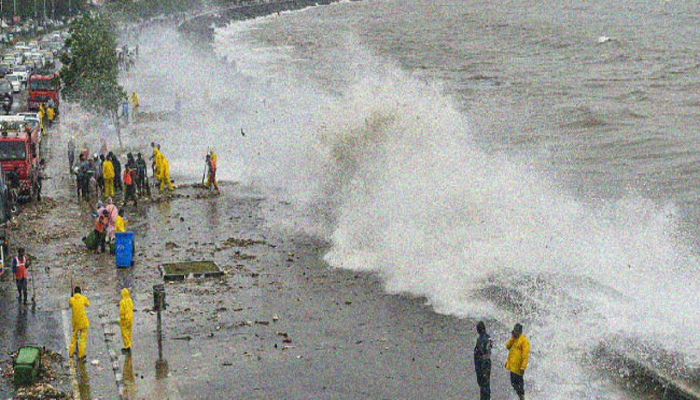 मुंबई में तबाही: समुद्र से आ रहा भयानक कहर, हाई-अलर्ट जारी