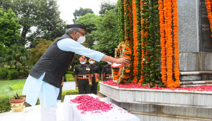 शहीद स्मारक पहुंचे मुख्यमंत्री त्रिवेन्द्र सिंह रावत, शहीदों को दी श्रद्धांजलि