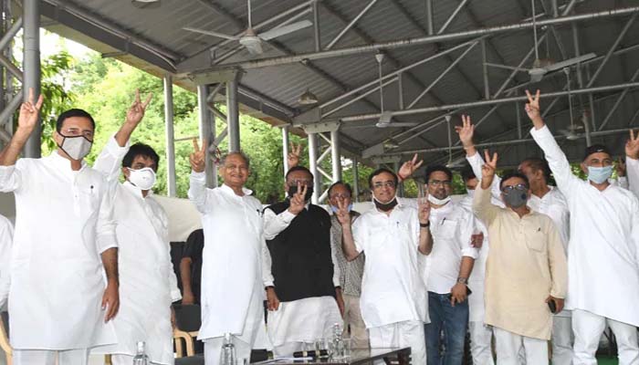 कांग्रेस के वरिष्ठ नेताओं के साथ सीएम अशोक गहलोत की फ़ाइल फोटो 