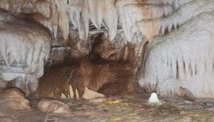 देवी मंदिर के पास खुदाई में यहां दिखी रहस्यमयी गुफा,जमीन के अंदर बह रही जलधारा