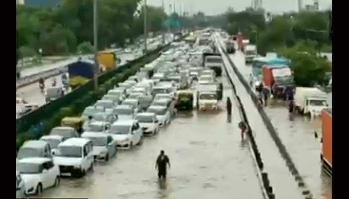 दिल्ली हुई पानी-पानी: मूसलाधार बारिश से जलभराव, ट्रैफिक अलर्ट जारी