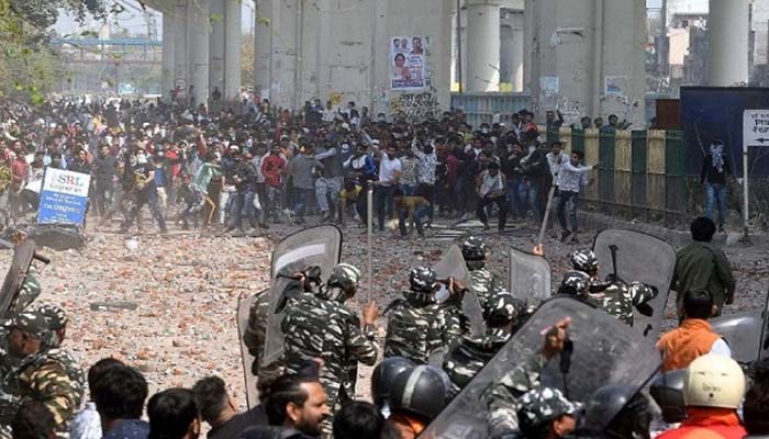 दिल्ली हिंसा: ताहिर हुसैन का छीना गया पद, EDMC ने की कार्रवाई