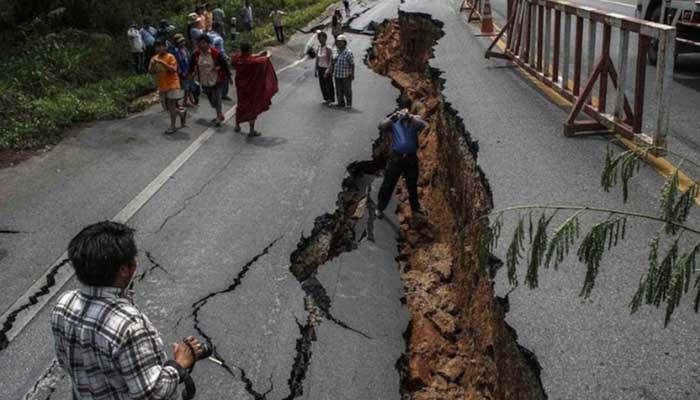 भूकंप से हिली धरती: जोरदार झटकों से कांपे लोग, घरों से भागे बाहर