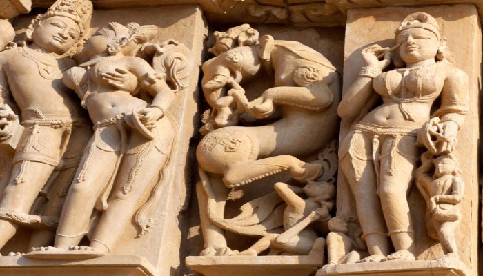 दिल्ली में हंगामा: मंदिर से मिली आपत्तिजनक मूर्तियां, पूरा इलाका सील