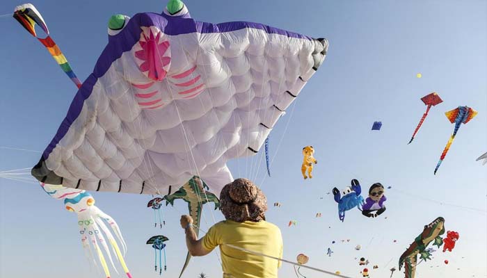 पतंग में फंसकर 100 फीट की उंचाई पर उड़ती दिखी 3 साल की बच्ची, लोग हुए हैरान
