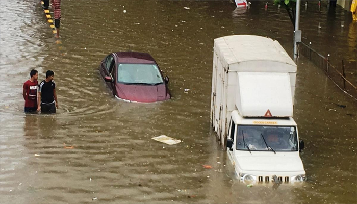 बारिश ने मचाई तबाही: नाले में बह गए ये सभी, डूब गई सड़कें और घर