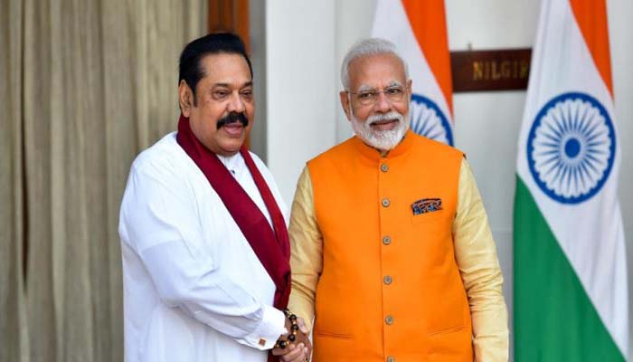 श्रीलंका के पीएम महिंदा राजपक्षे और भारत के पीएम नरेंद्र मोदी की फाइल फोटो 