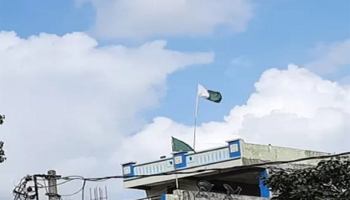 घर की छत पर पाकिस्तानी झंडा: प्रशासन में मचा हड़कंप, जांच कर रही पुलिस