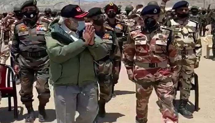 लद्दाख में भारतीय सैनिकों के साथ पीएम नरेंद्र मोदी की फ़ाइल फोटो