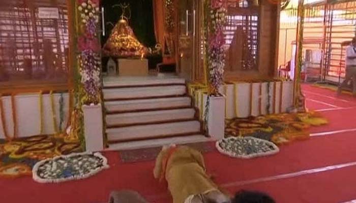 राम मंदिर में पूजा करते पीएम नरेंद्र मोदी की फाइल फोटो 