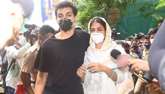 सुशांत केस: रिया और उनके परिवार को खतरा, वीडियो शेयर कर की ये अपील