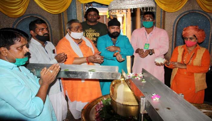 कानून मंत्री ब्रजेश पाठक के जल्द स्वस्थ होने की कामना, शिव मंदिर में रुद्राभिषेक