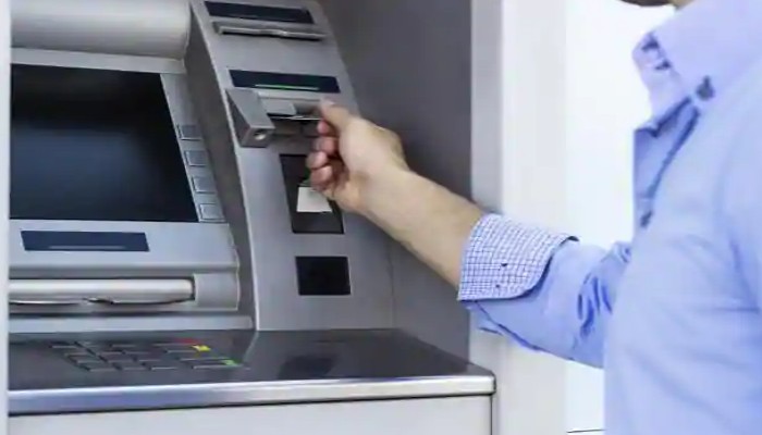 खाताधारक सावधान: SBI ने जारी किया अलर्ट, अब ATM फ्रॉड से बैंक बचाएगा ऐसे