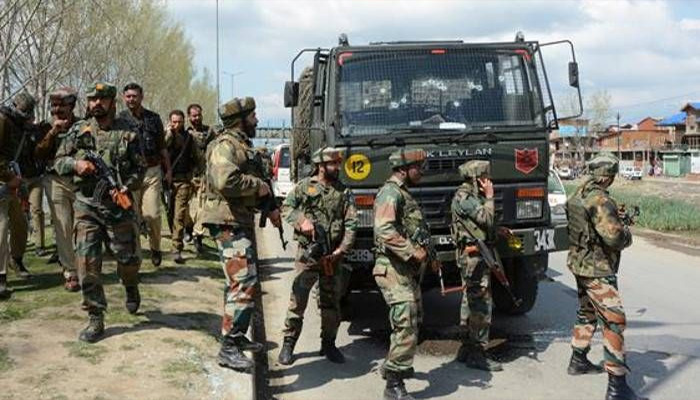 सेना पर बम धमाका: आतंकियों ने काफिले पर किया हमला, कांप उठा कश्मीर