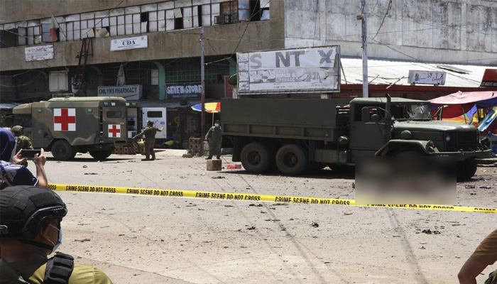 साल का सबसे भयानक हमला: सैनिकों समेत 14 की मौत, खून से सनी सड़कें