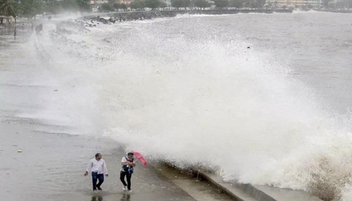 मुंबई के लिए चेतावनी: घरों से न निकले आज, समुद्र में आ सकता है प्रलय