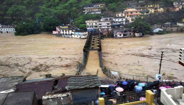 बारिश लाई तबाही: जान बचा भाग रहे लोग, अब इन जगहों के लिए जारी हाई अलर्ट