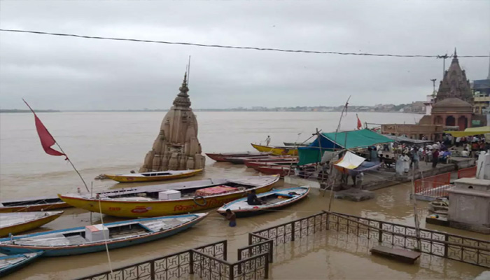 वाराणसी में तबाही: डूब गए मंदिर-घाट और मकान, गंगा के विकराल रूप से कांपे लोग