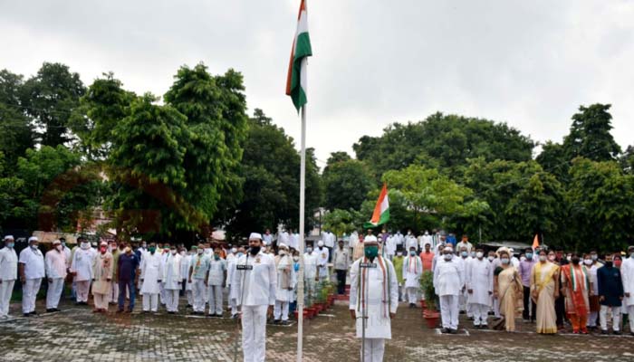 स्वतंत्रता दिवस: कांग्रेस कार्यालय में प्रदेश अध्यक्ष अजय कुमार लल्लू ने ध्वजारोहण किया
