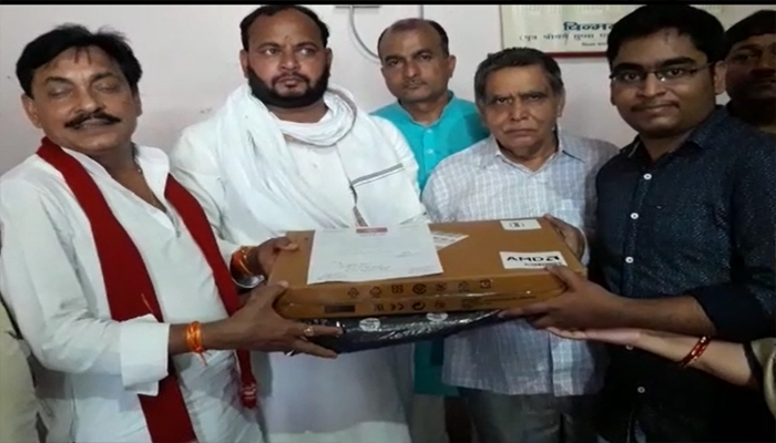 auruaiya samajwadi party leaders distributed laptop for intermediate student