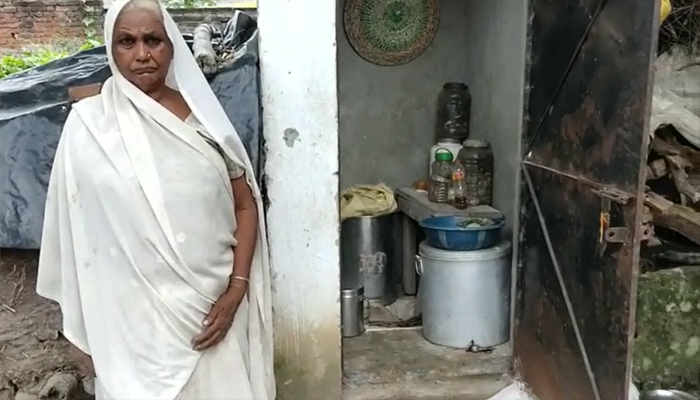 शौचालय बना आशियाना: गरीब विधवा की दुख भरी कहानी, आवास के लिए लगाई गुहार