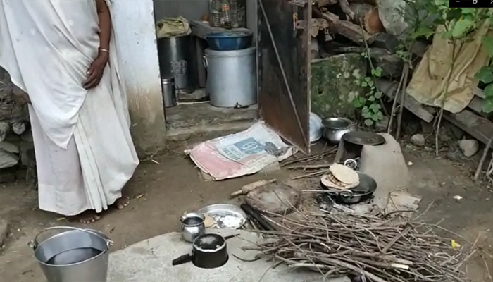 शौचालय बना आशियाना: गरीब विधवा की दुख भरी कहानी, आवास के लिए लगाई गुहार