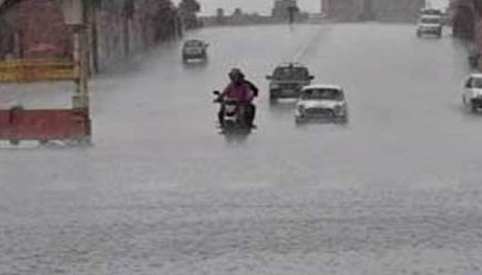 दिल्ली-NCR में बढ़ी मुसीबतः भारी बारिश से पानी में गायब हुई सड़कें