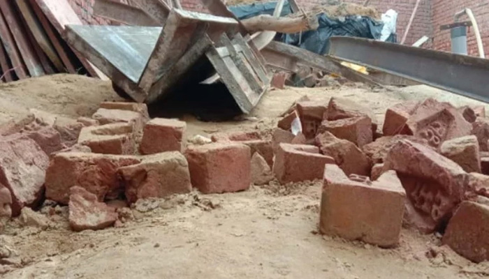 हादसे से कांपा यूपी: जमीन में दबे मजदूर, भरभराकर गिरी इमारत