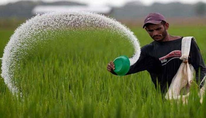 उर्वरक माफिया की जाल में किसान को फंसता क्यों देखती रही सरकार