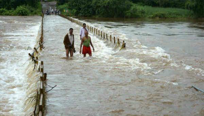 यूपी में बाढ़ का कहर: जान बचाकर भाग रहे लोग, 14 जिलों में पहुंचा पानी